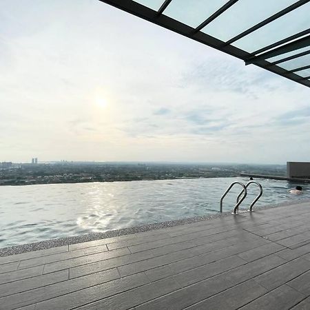 Quartz Near To Jonker Walk With Infinity Pool Cozy 3B2B Apartment Malacca Exterior foto