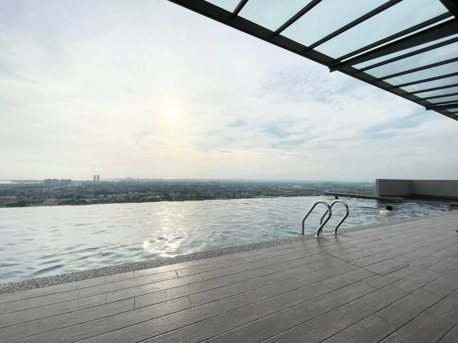 Quartz Near To Jonker Walk With Infinity Pool Cozy 3B2B Apartment Malacca Exterior foto